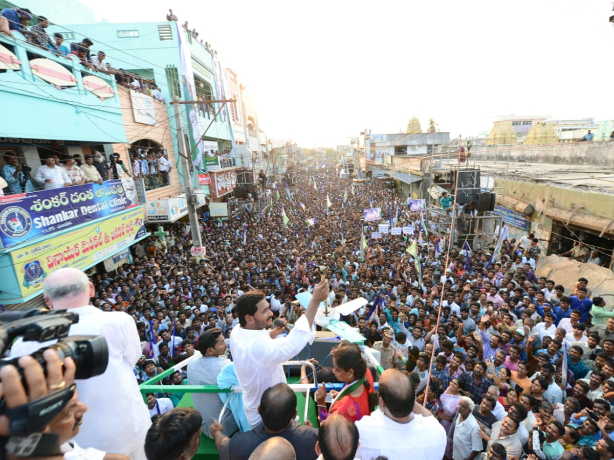  YS Jagan public meeting at Mandapeta  Photo Gallery - Sakshi6