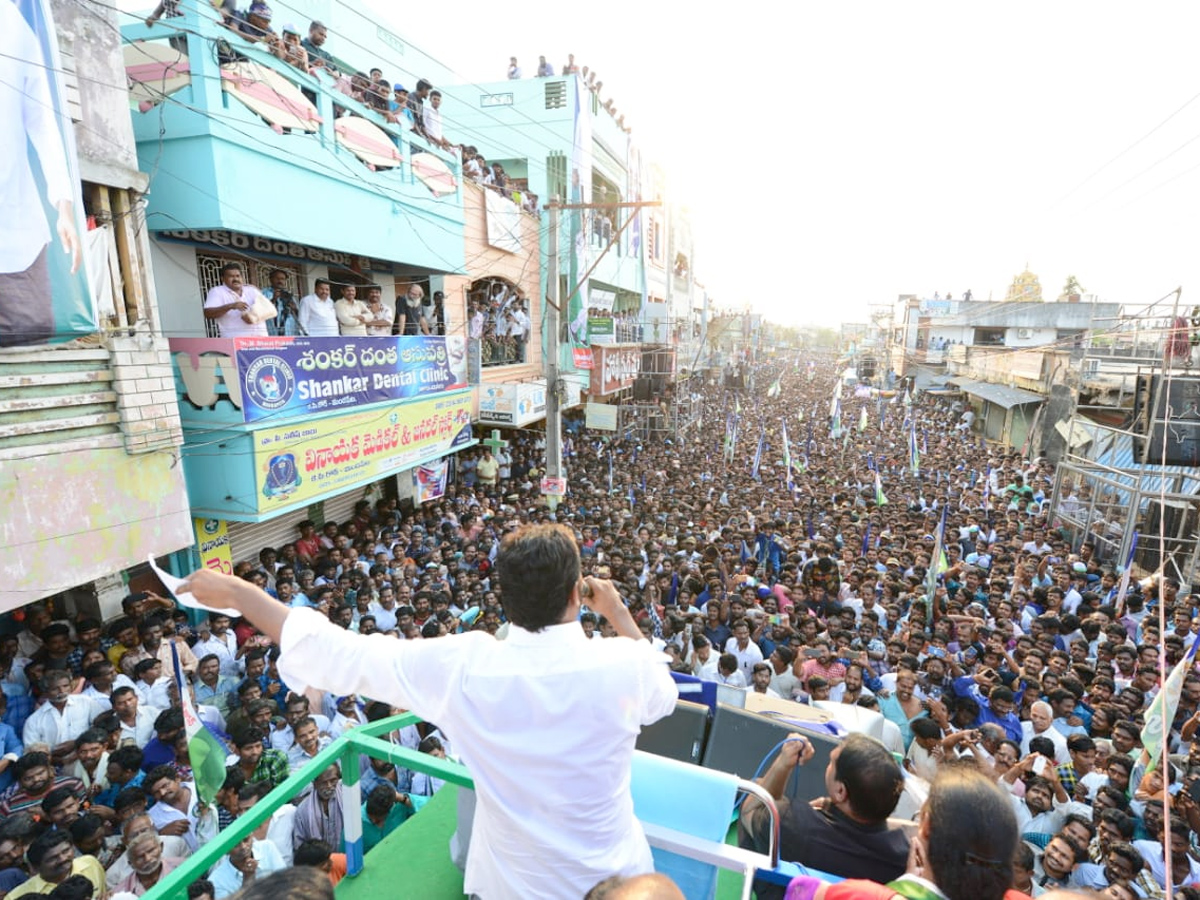  YS Jagan public meeting at Mandapeta  Photo Gallery - Sakshi7