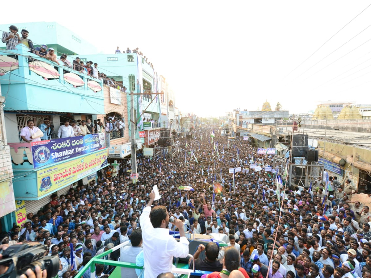  YS Jagan public meeting at Mandapeta  Photo Gallery - Sakshi8