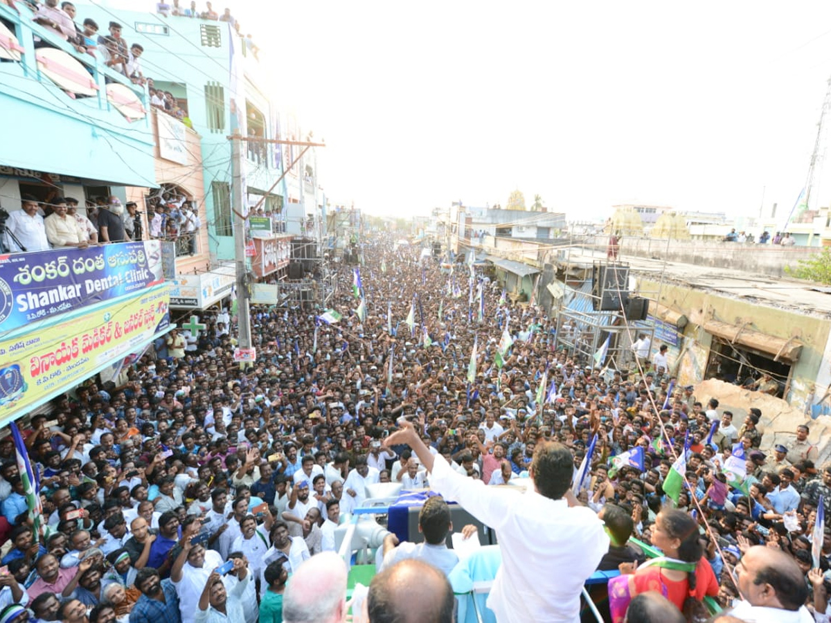  YS Jagan public meeting at Mandapeta  Photo Gallery - Sakshi9