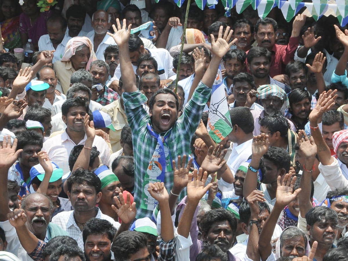 YS Jagan public meeting at Mydukur Photo Gallery - Sakshi13