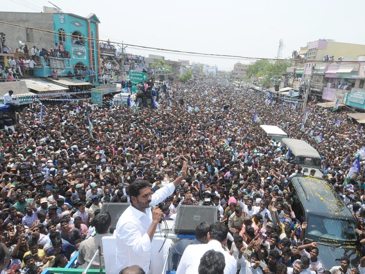 YS Jagan public meeting at Mydukur Photo Gallery - Sakshi7