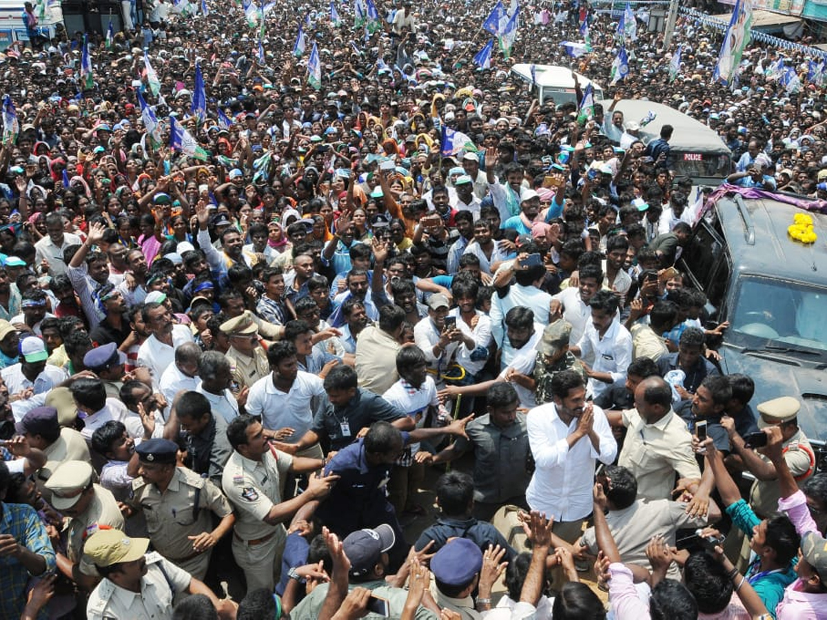 YS Jagan public meeting at Mydukur Photo Gallery - Sakshi10