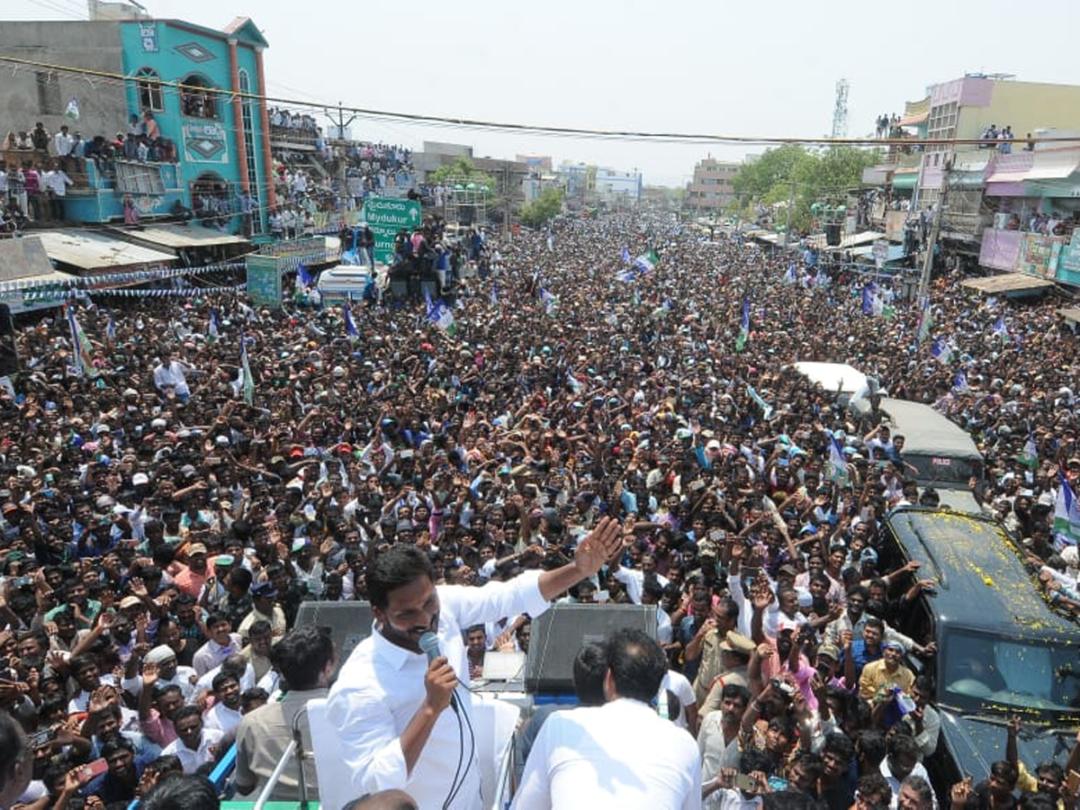 YS Jagan public meeting at Mydukur Photo Gallery - Sakshi3