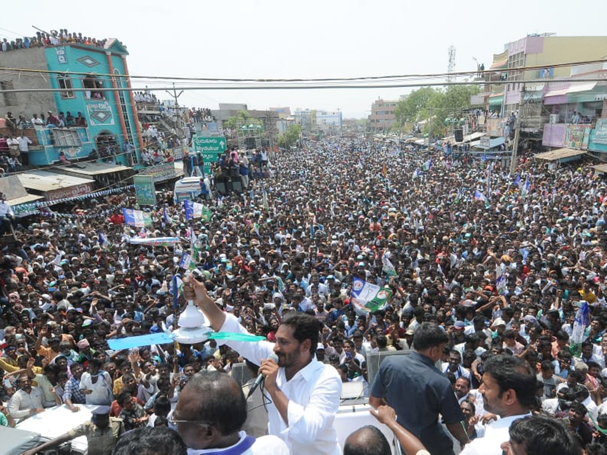 YS Jagan public meeting at Mydukur Photo Gallery - Sakshi4