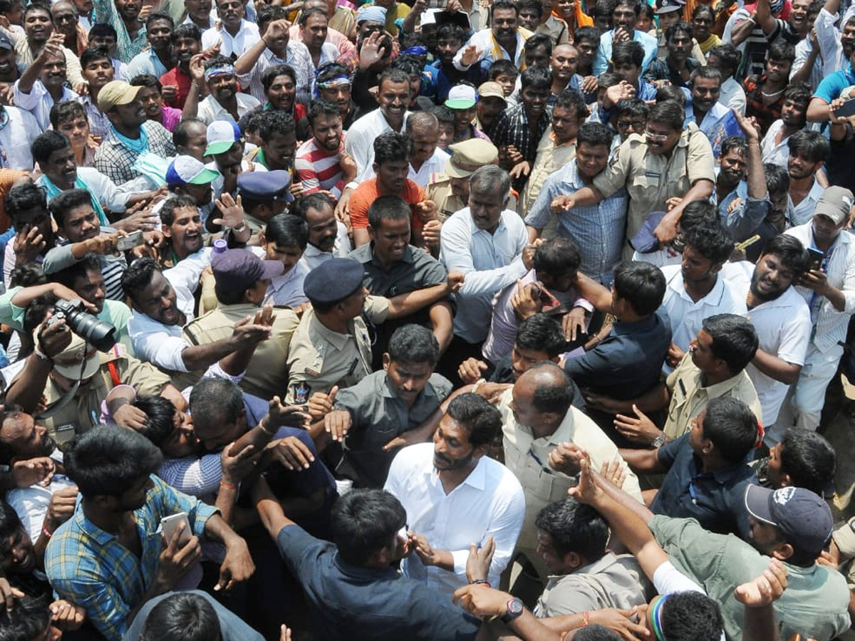 YS Jagan public meeting at Mydukur Photo Gallery - Sakshi11