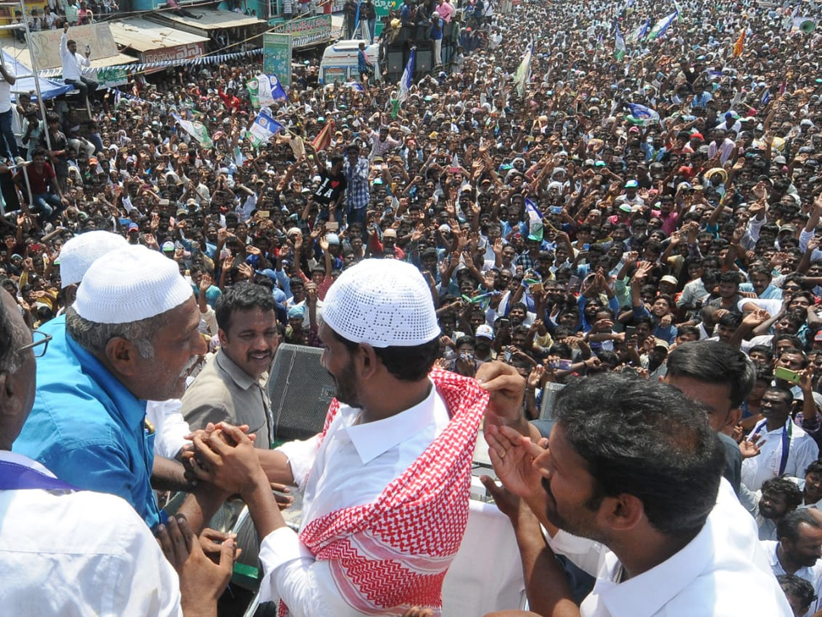 YS Jagan public meeting at Mydukur Photo Gallery - Sakshi12