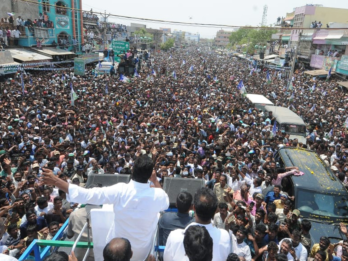 YS Jagan public meeting at Mydukur Photo Gallery - Sakshi5