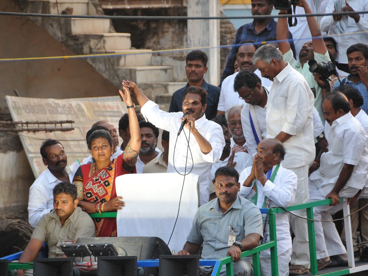 YS Jagan public meeting at Puttur in Chittoor District Photo Gallery - Sakshi10