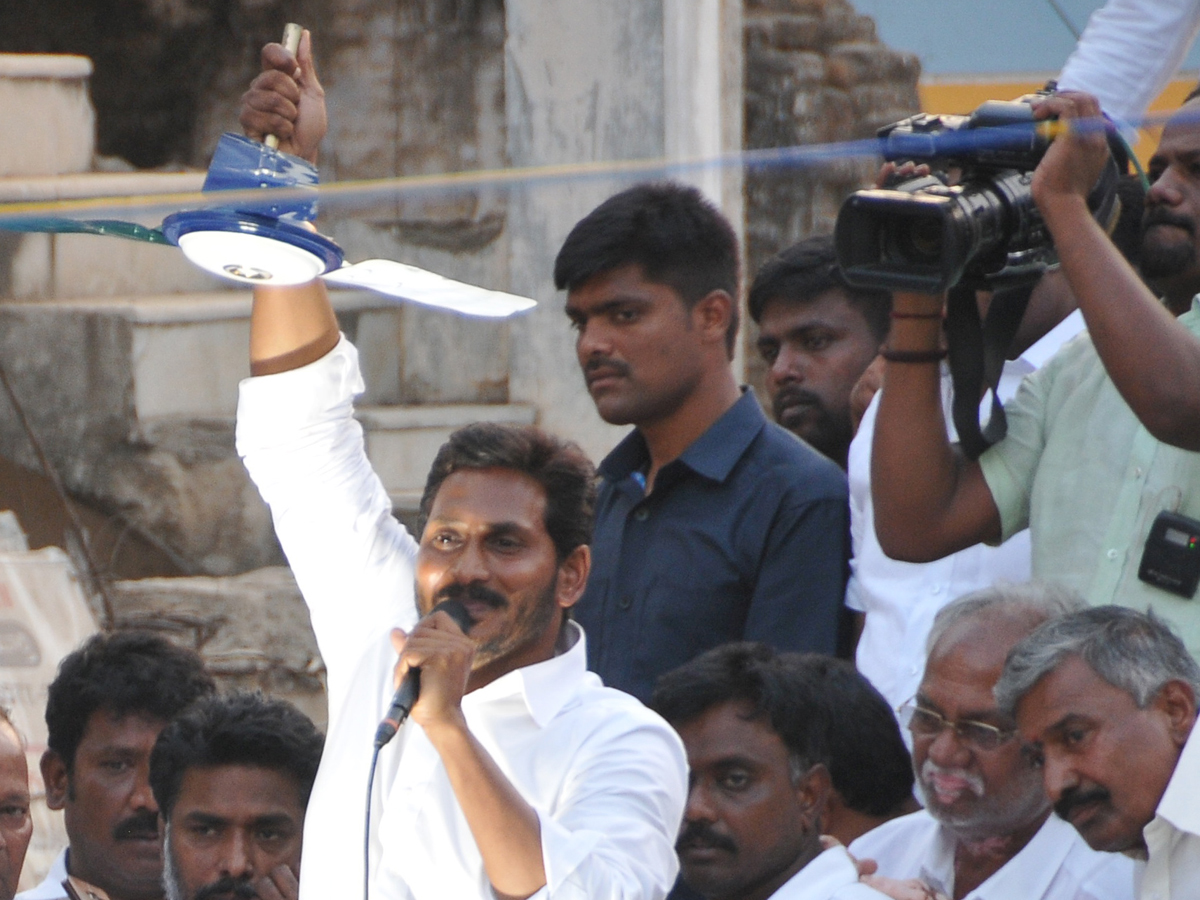 YS Jagan public meeting at Puttur in Chittoor District Photo Gallery - Sakshi8