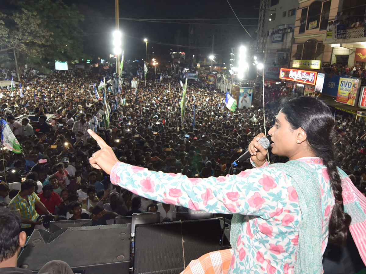 YS Sharmila Kickstarts Campaign From Mangalagiri Photo Gallery - Sakshi2