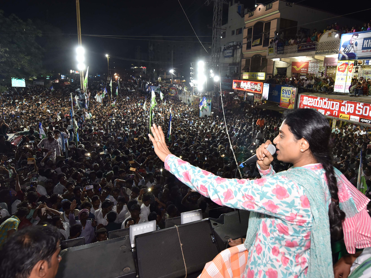 YS Sharmila Kickstarts Campaign From Mangalagiri Photo Gallery - Sakshi3