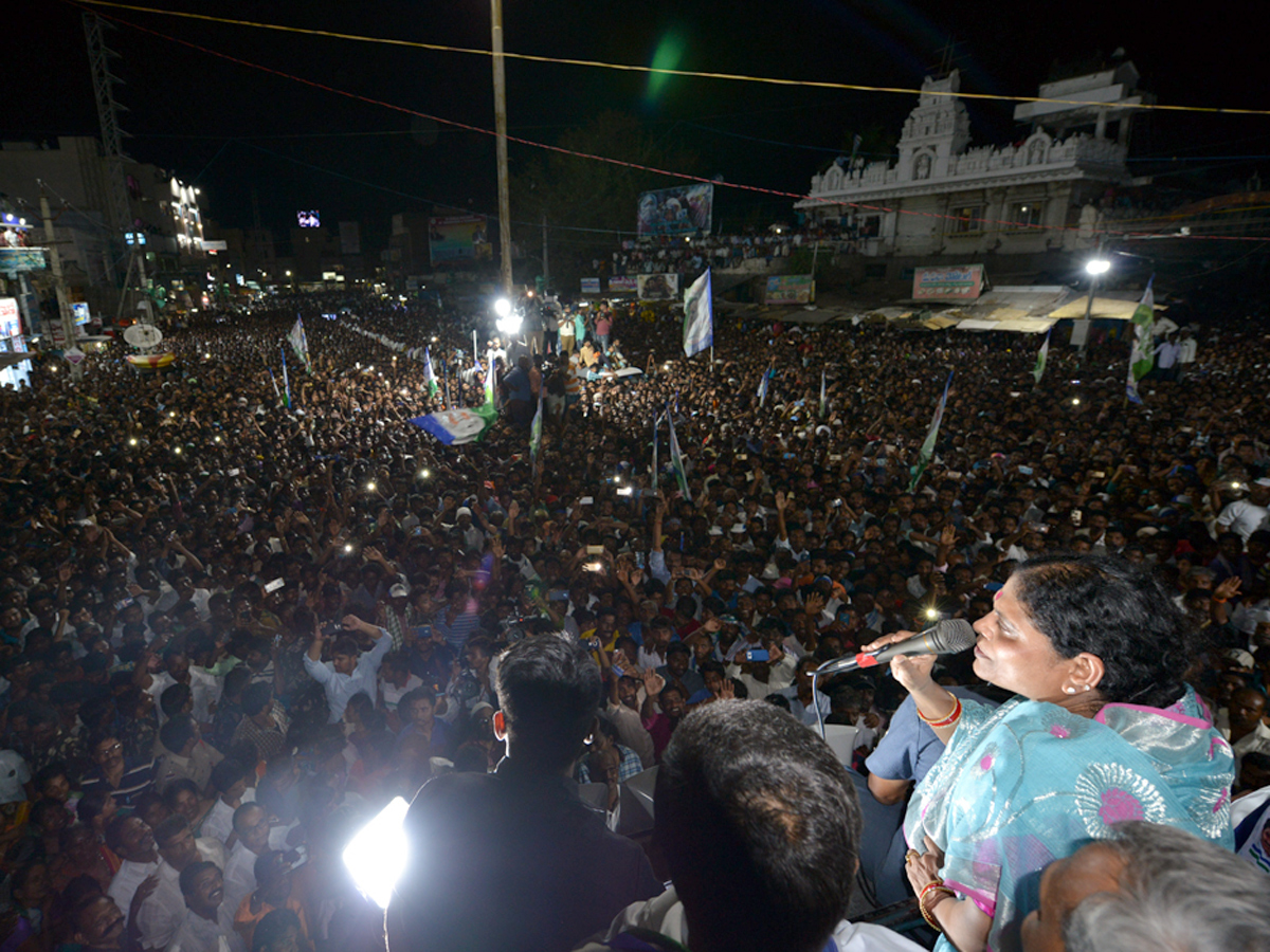 YS Vijayamma Election Campaign At Markapuram Photo Gallery - Sakshi2