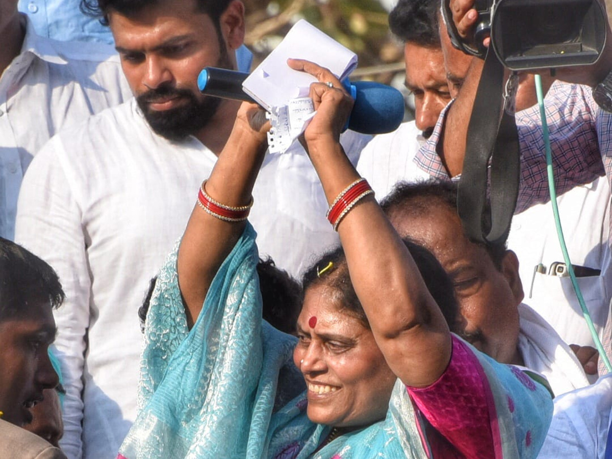 YS Vijayamma Public Meeting at kanigiri Photo Gallery - Sakshi13