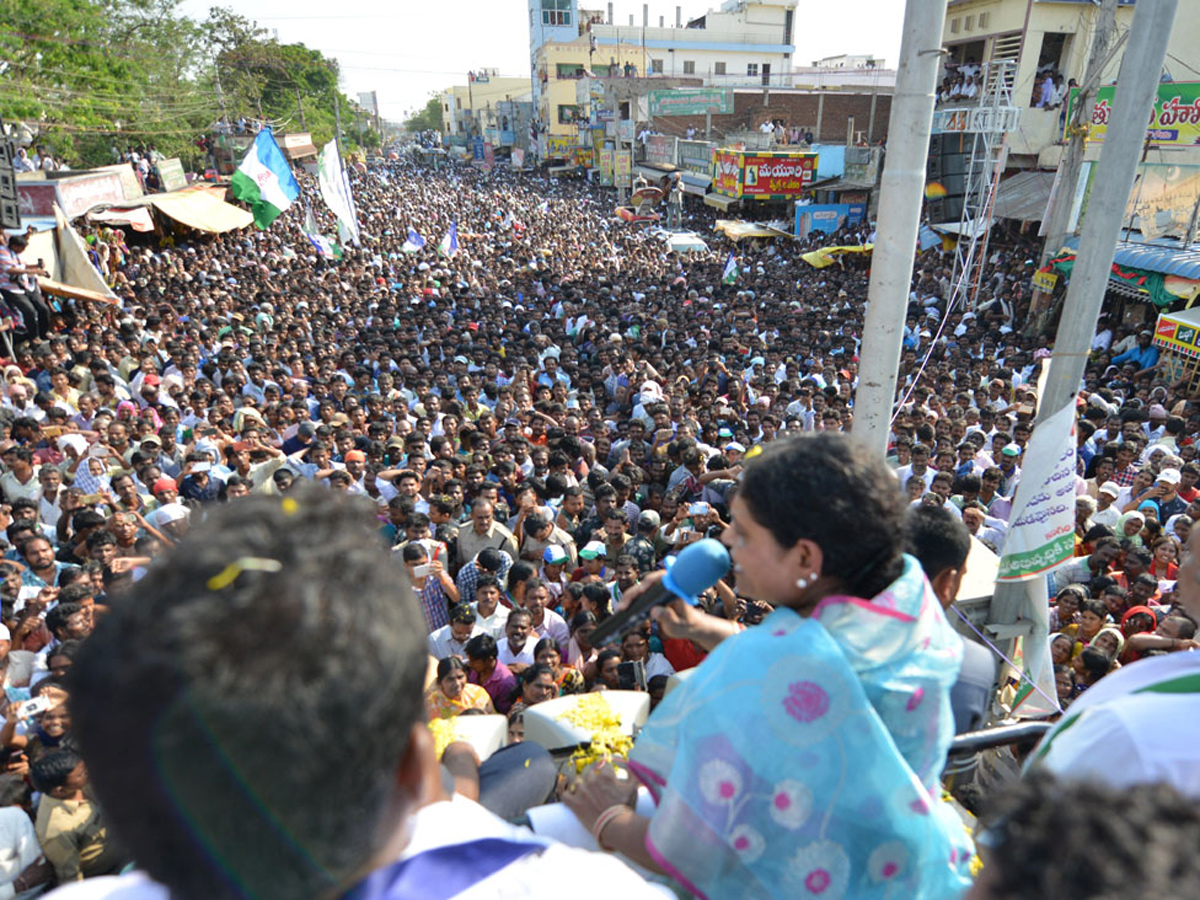 YS Vijayamma Public Meeting at kanigiri Photo Gallery - Sakshi1