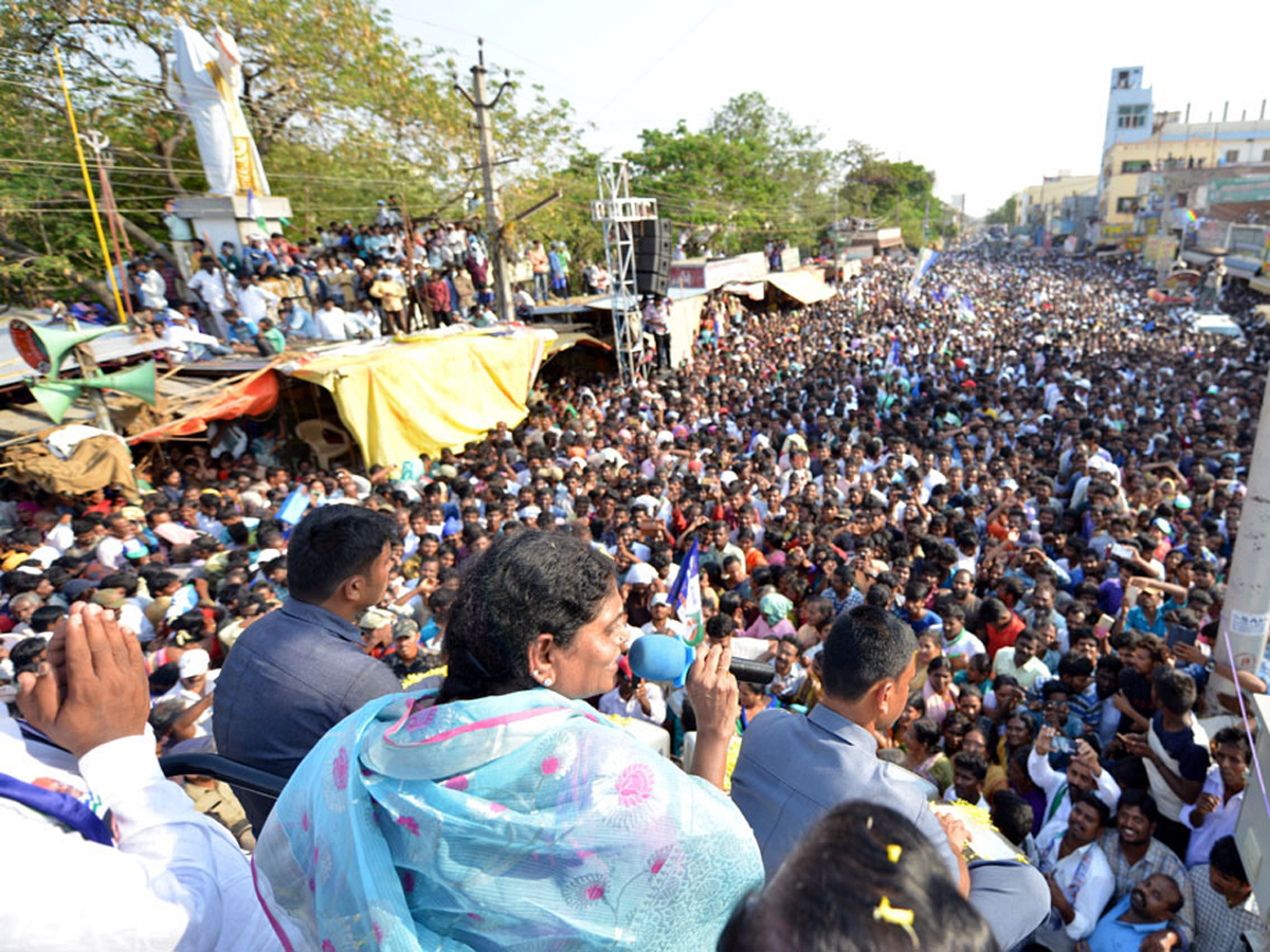 YS Vijayamma Public Meeting at kanigiri Photo Gallery - Sakshi15