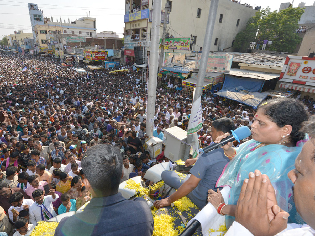 YS Vijayamma Public Meeting at kanigiri Photo Gallery - Sakshi17