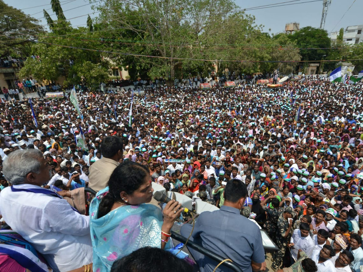 Ys vijayamma Election Meeting in Kandukur Photo Gallery - Sakshi10