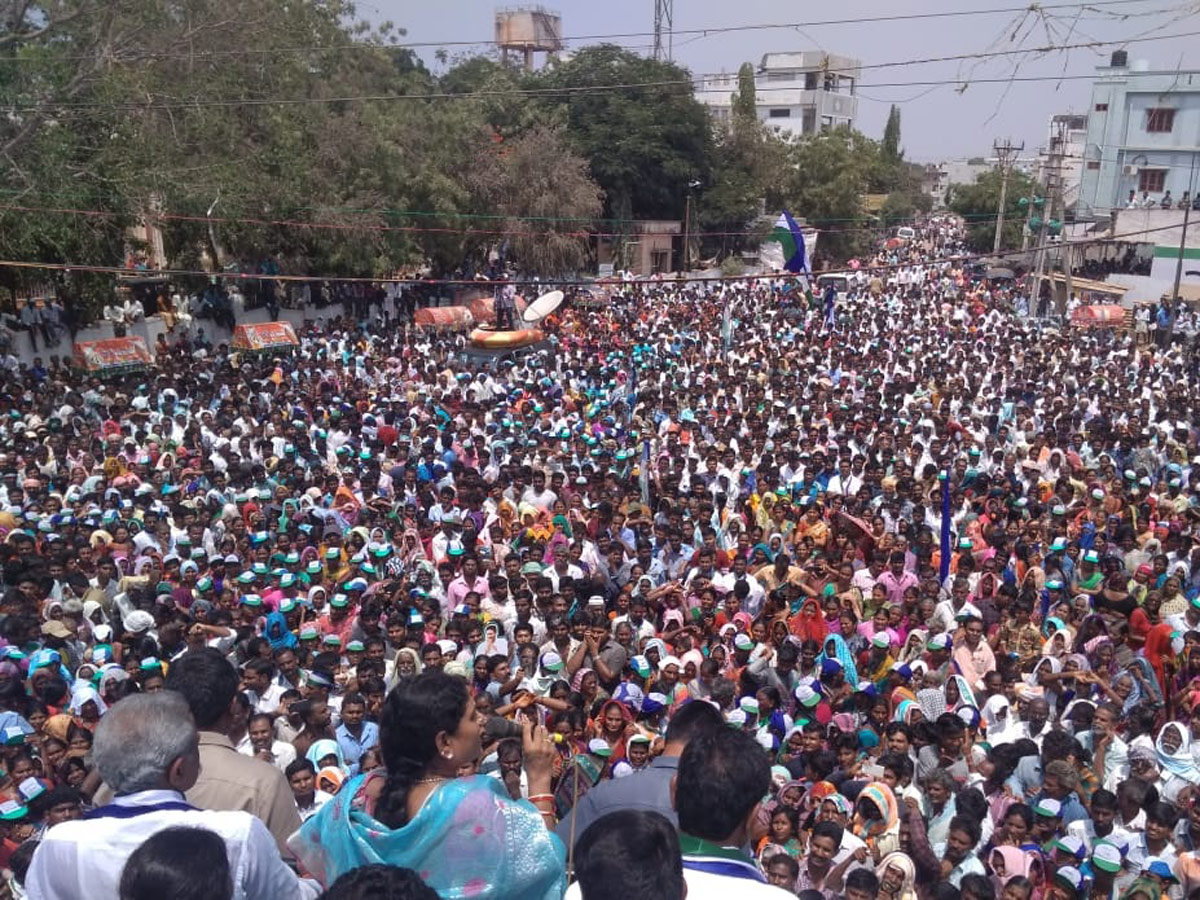 Ys vijayamma Election Meeting in Kandukur Photo Gallery - Sakshi11