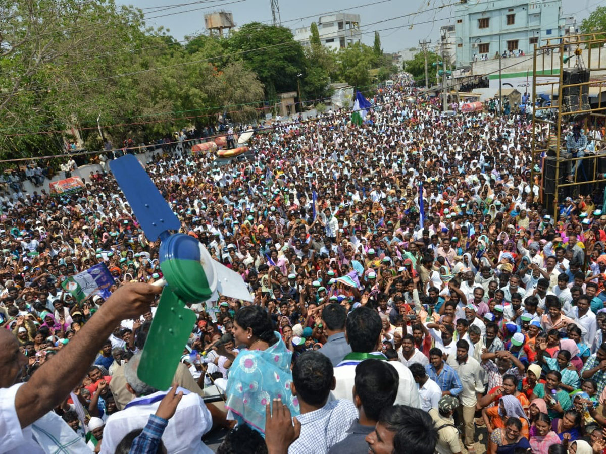 Ys vijayamma Election Meeting in Kandukur Photo Gallery - Sakshi12