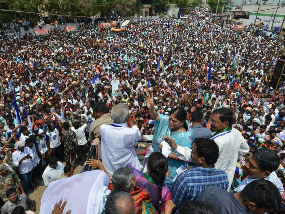 Ys vijayamma Election Meeting in Kandukur Photo Gallery - Sakshi14