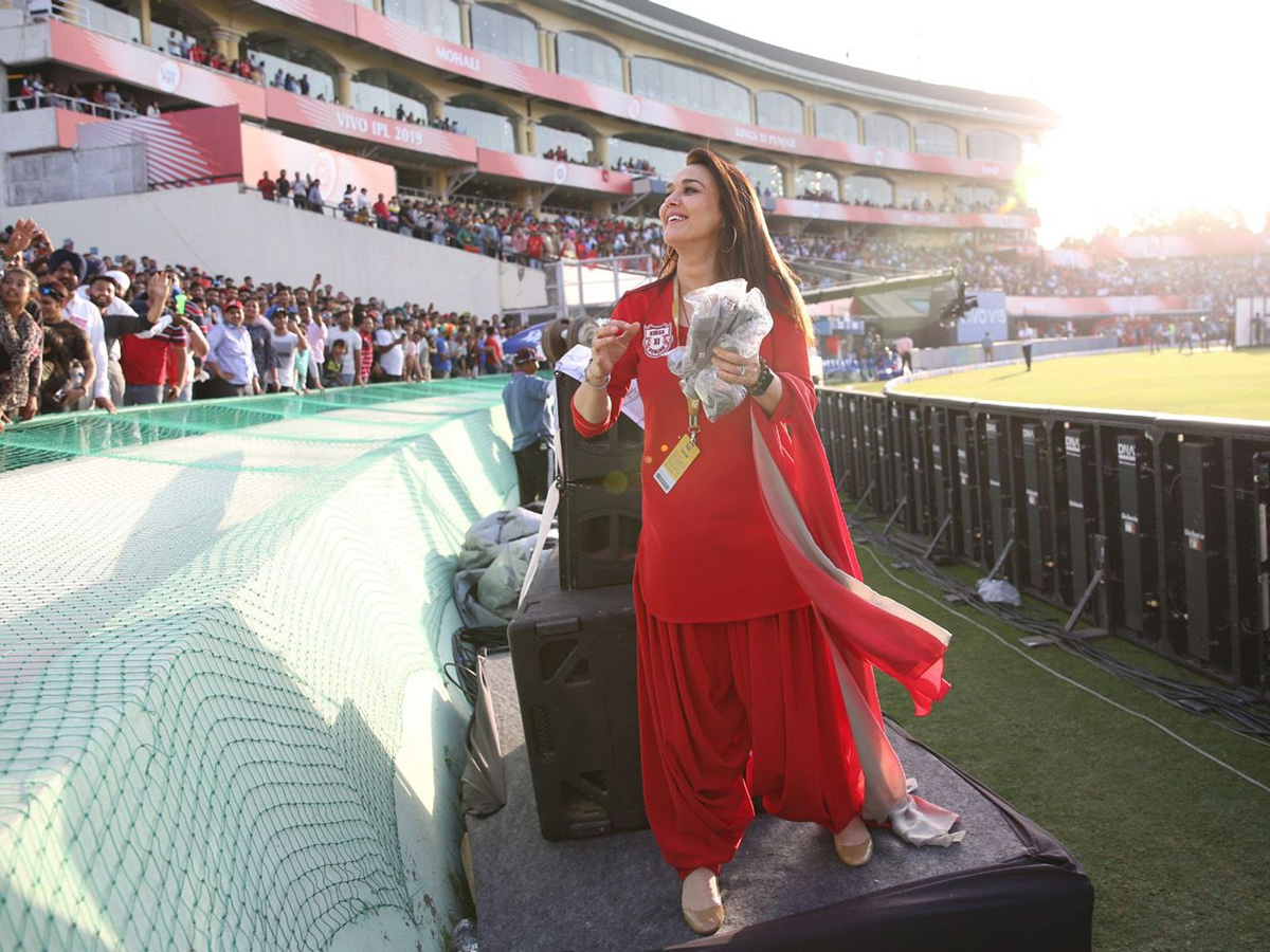 Rahul, Mayank lead Kings XI Punjab to eight-wicket win over  mumbai indians Photo Gallery - Sakshi28