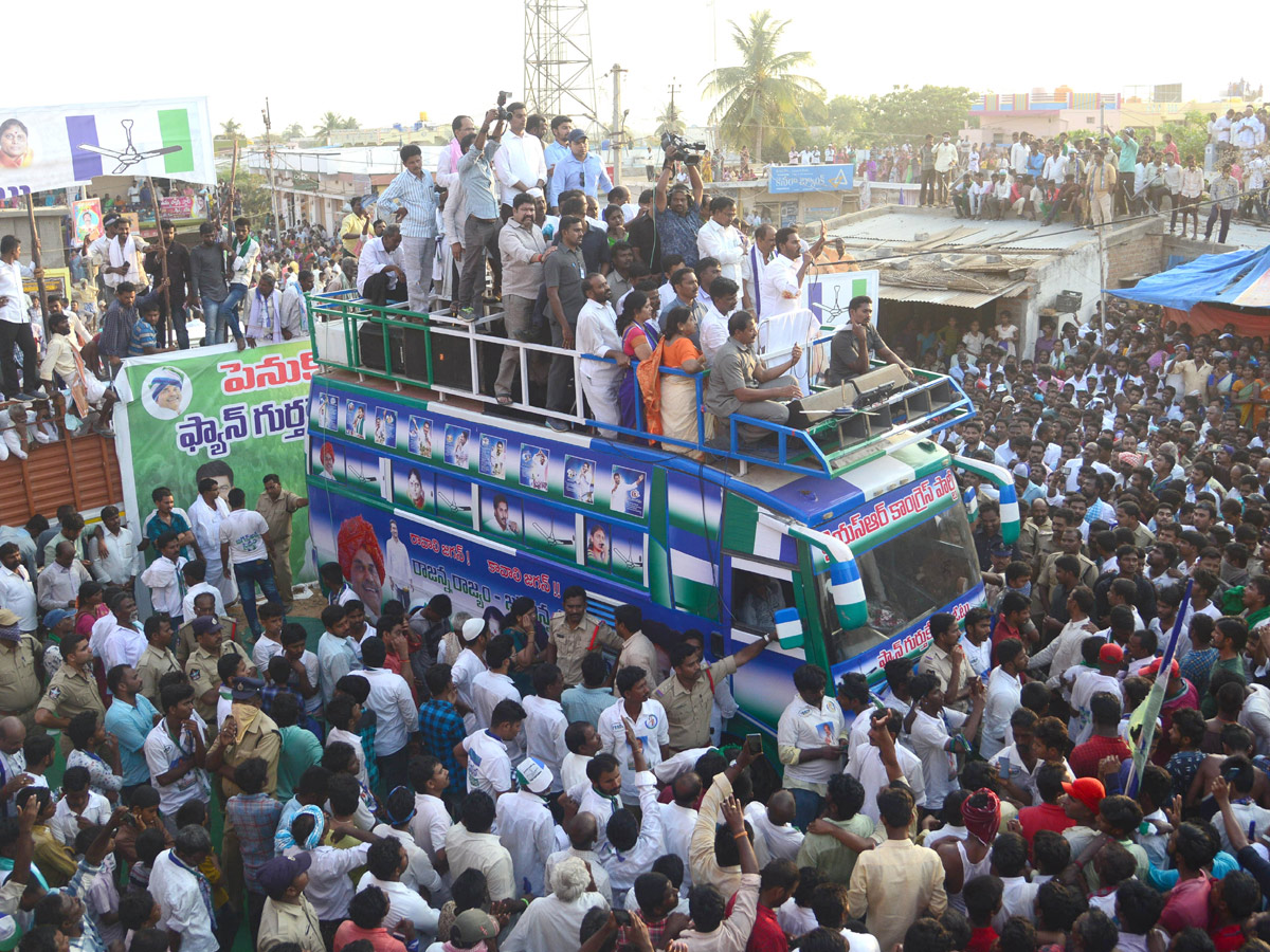 YS Jagan Election Campaign in Penukonda Anantapur District photo Gallery - Sakshi11