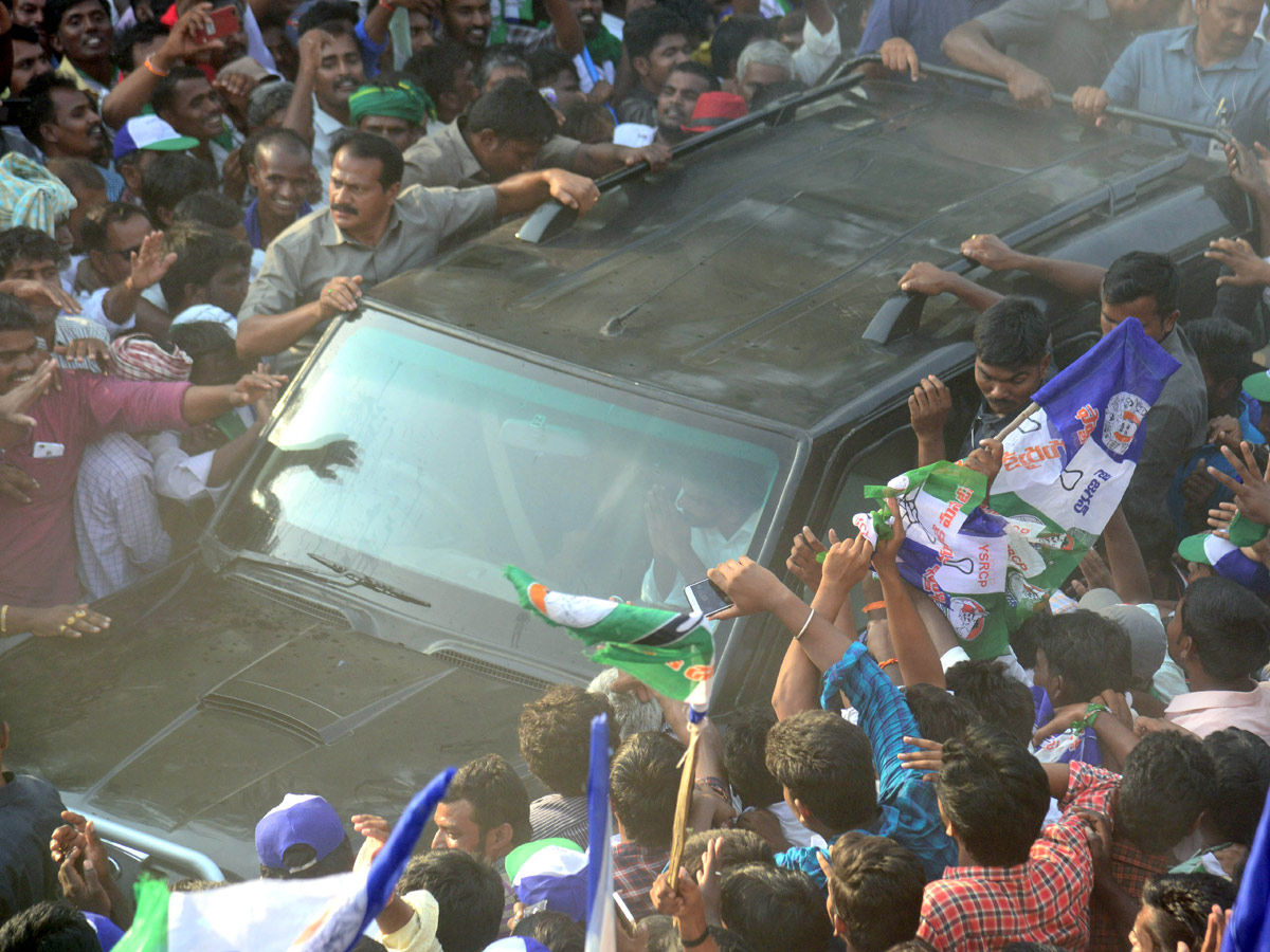 YS Jagan Election Campaign in Penukonda Anantapur District photo Gallery - Sakshi12