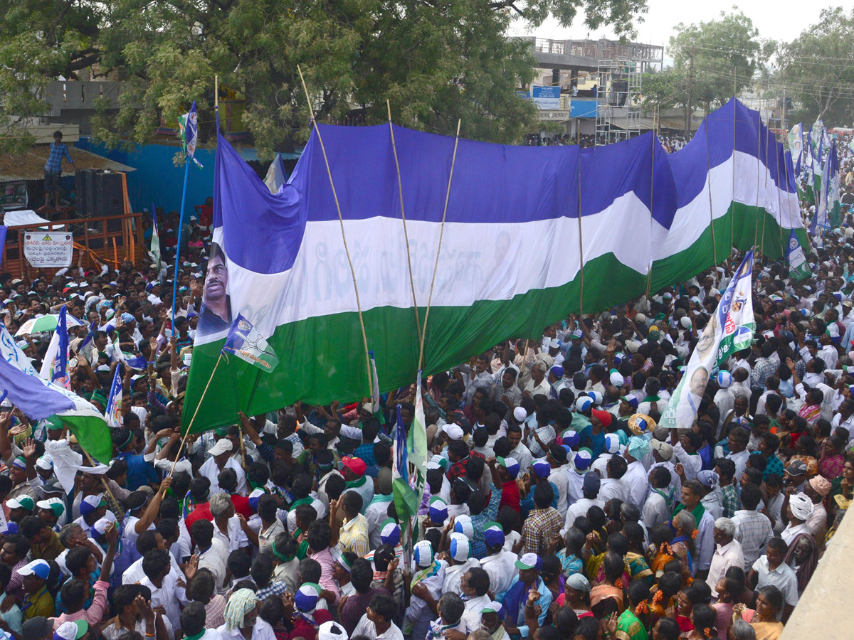 YS Jagan Election Campaign in Penukonda Anantapur District photo Gallery - Sakshi13