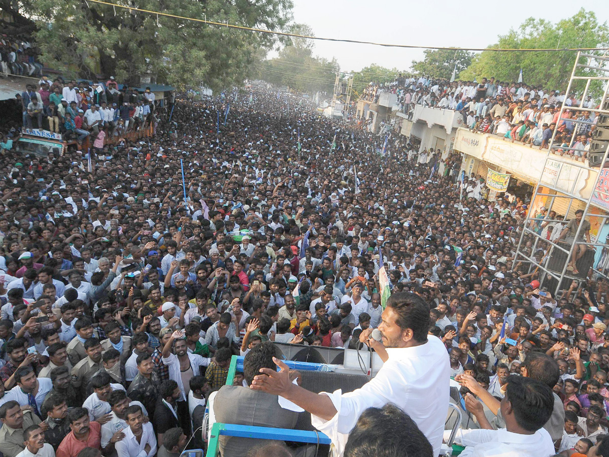 YS Jagan Election Campaign in Penukonda Anantapur District photo Gallery - Sakshi1