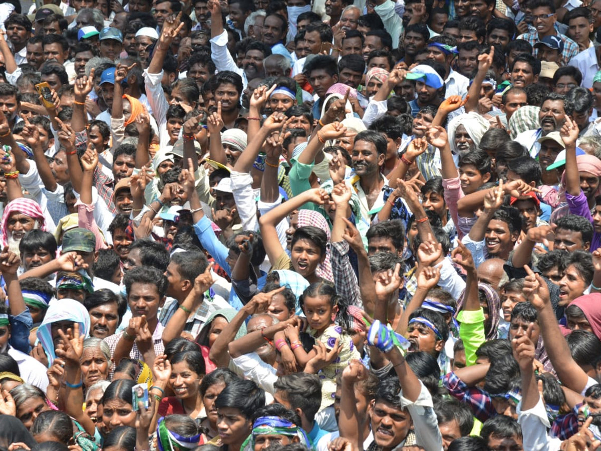 YS Jagan Mohan Reddy speech in kurnool district Yemmiganur Photo Gallery - Sakshi10