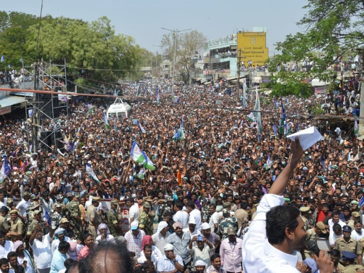 YS Jagan Mohan Reddy speech in kurnool district Yemmiganur Photo Gallery - Sakshi5