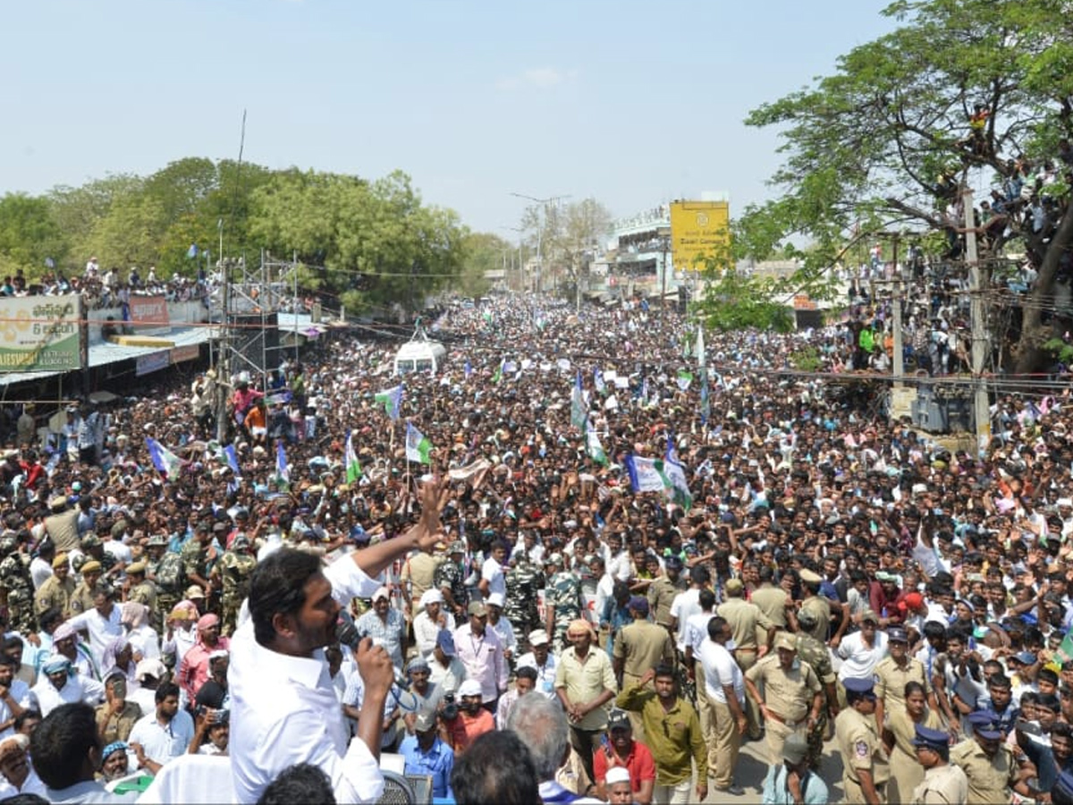 YS Jagan Mohan Reddy speech in kurnool district Yemmiganur Photo Gallery - Sakshi6