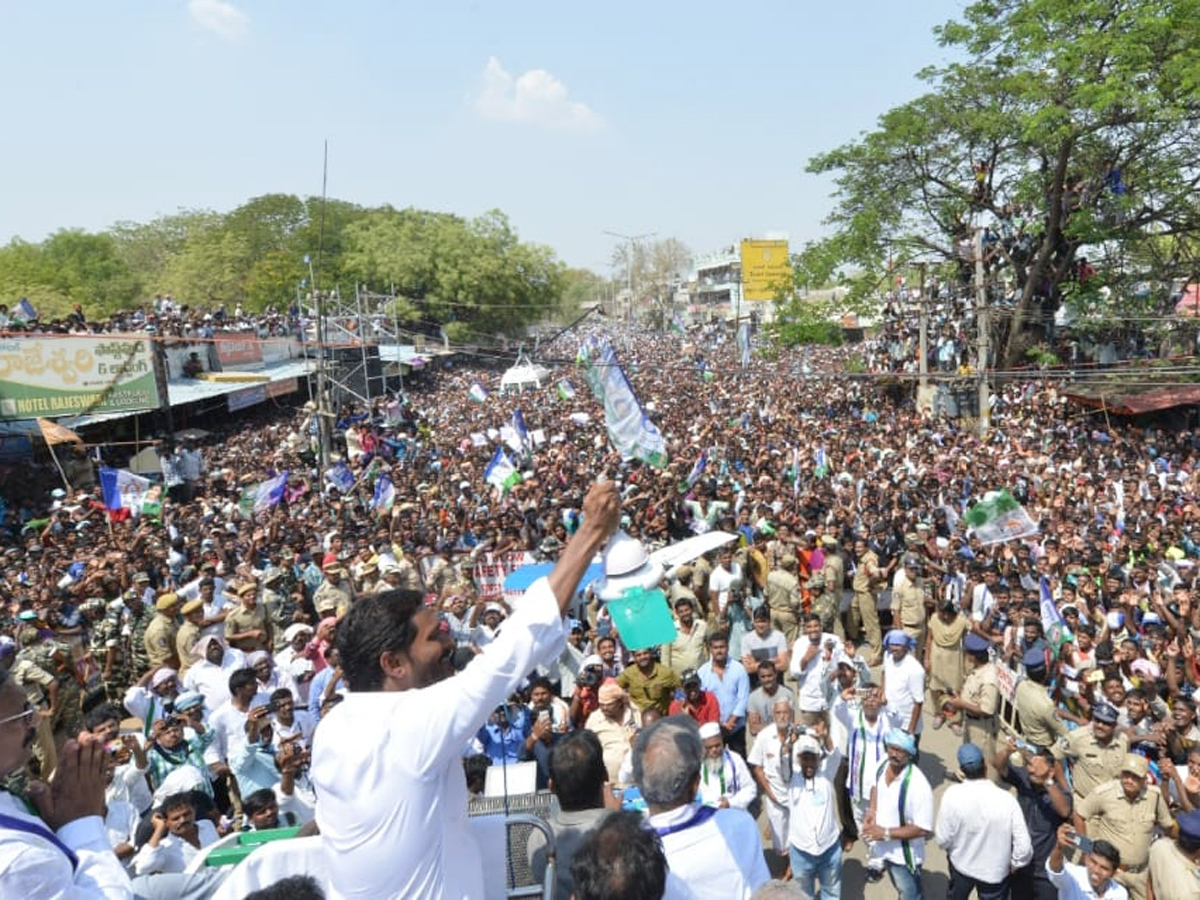 YS Jagan Mohan Reddy speech in kurnool district Yemmiganur Photo Gallery - Sakshi7