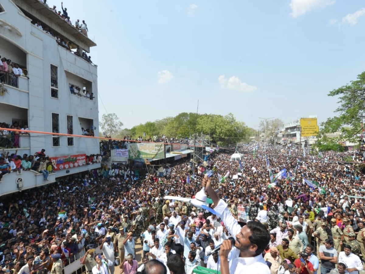 YS Jagan Mohan Reddy speech in kurnool district Yemmiganur Photo Gallery - Sakshi8