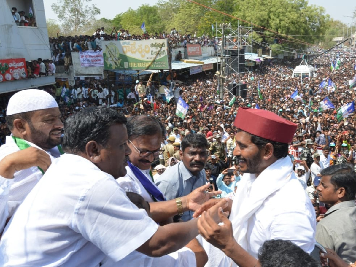 YS Jagan Mohan Reddy speech in kurnool district Yemmiganur Photo Gallery - Sakshi15