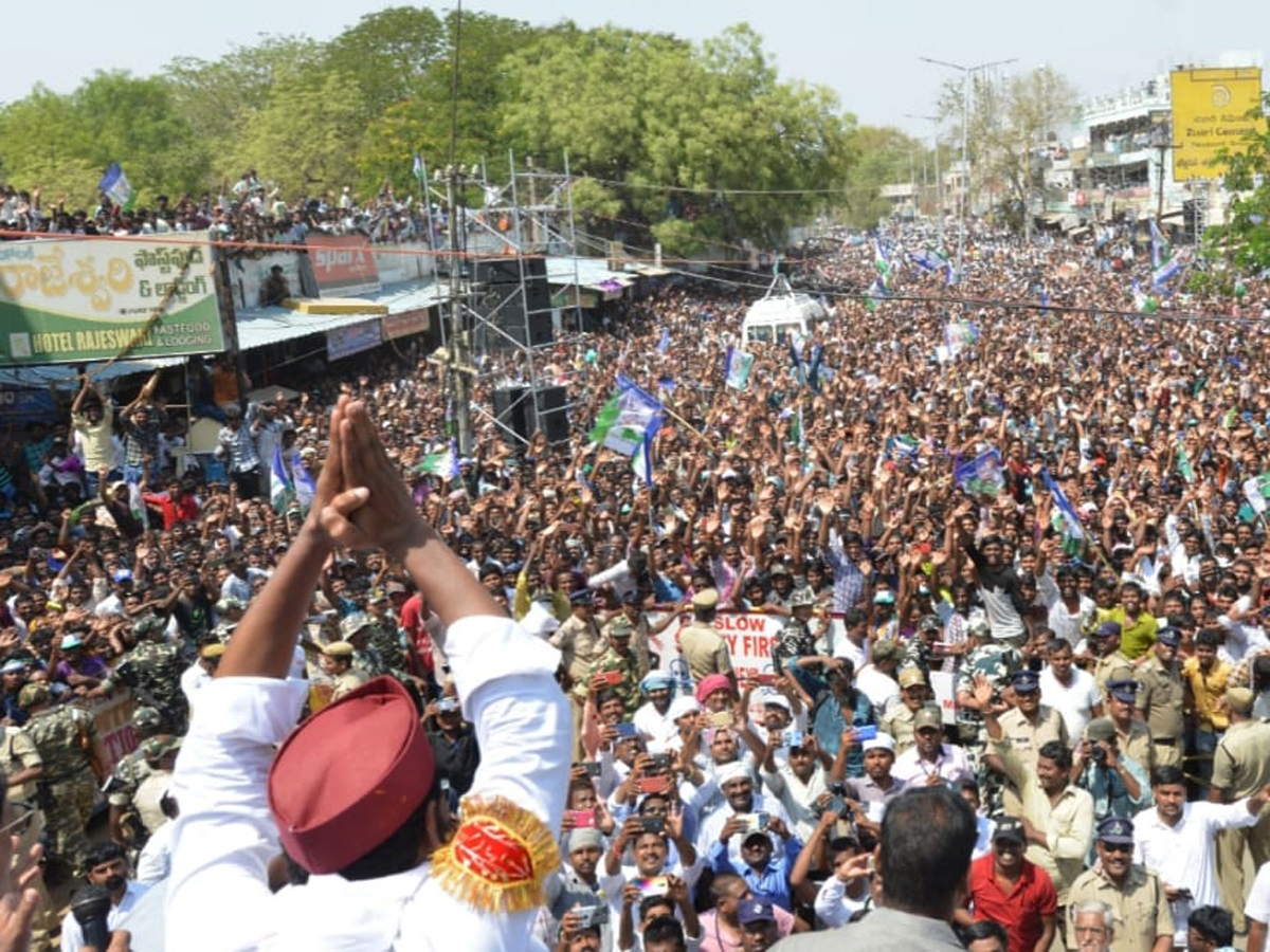 YS Jagan Mohan Reddy speech in kurnool district Yemmiganur Photo Gallery - Sakshi9