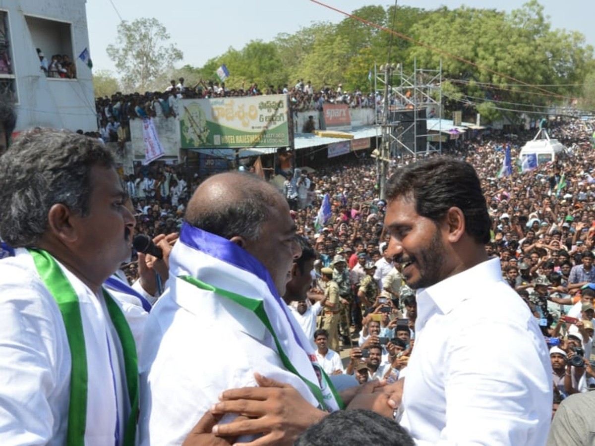 YS Jagan Mohan Reddy speech in kurnool district Yemmiganur Photo Gallery - Sakshi16