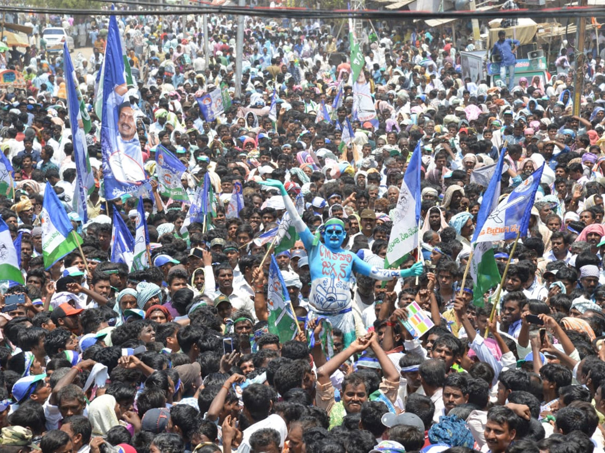 YS Jagan Mohan Reddy speech in kurnool district Yemmiganur Photo Gallery - Sakshi11