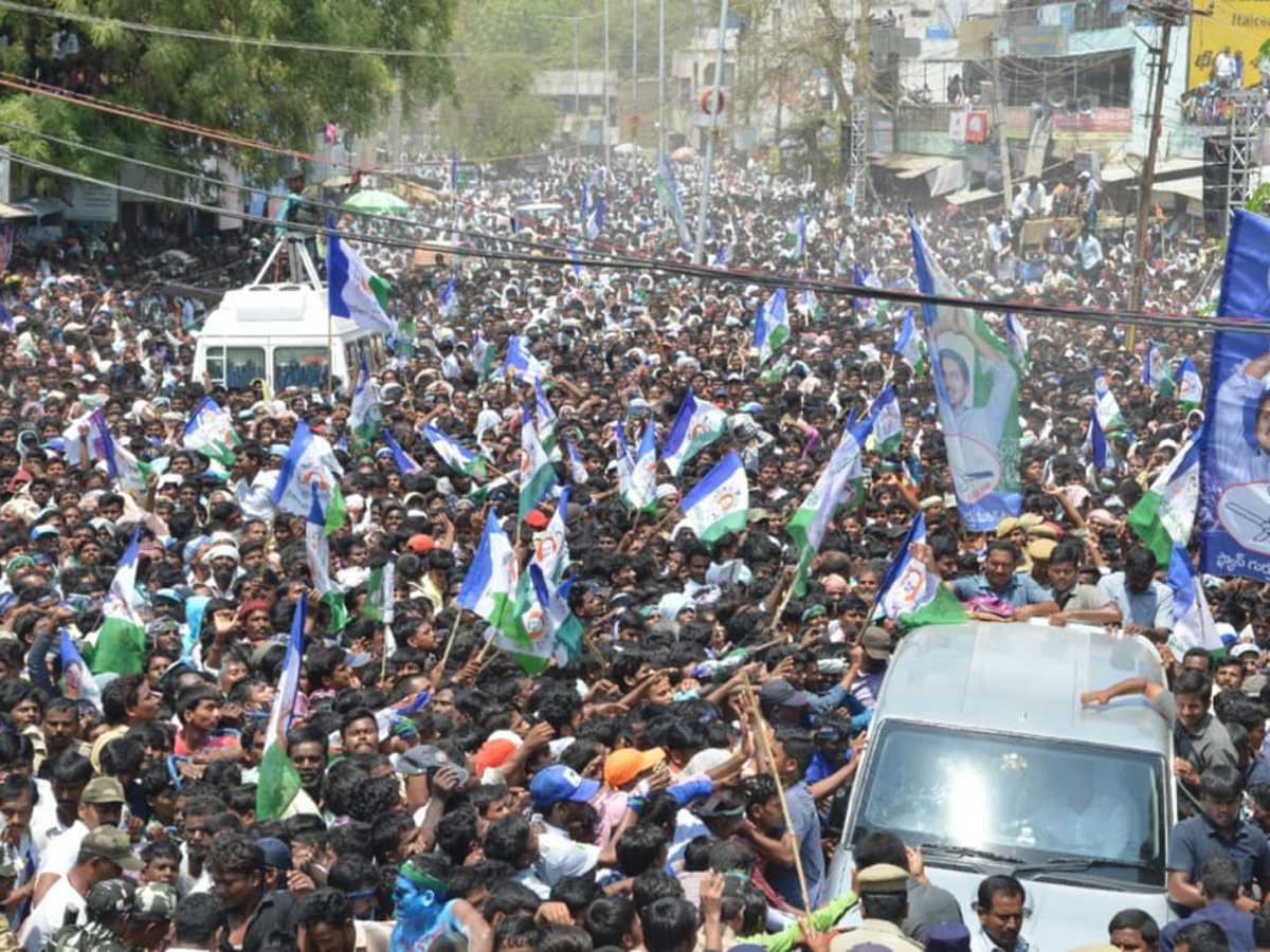 YS Jagan Mohan Reddy speech in kurnool district Yemmiganur Photo Gallery - Sakshi12