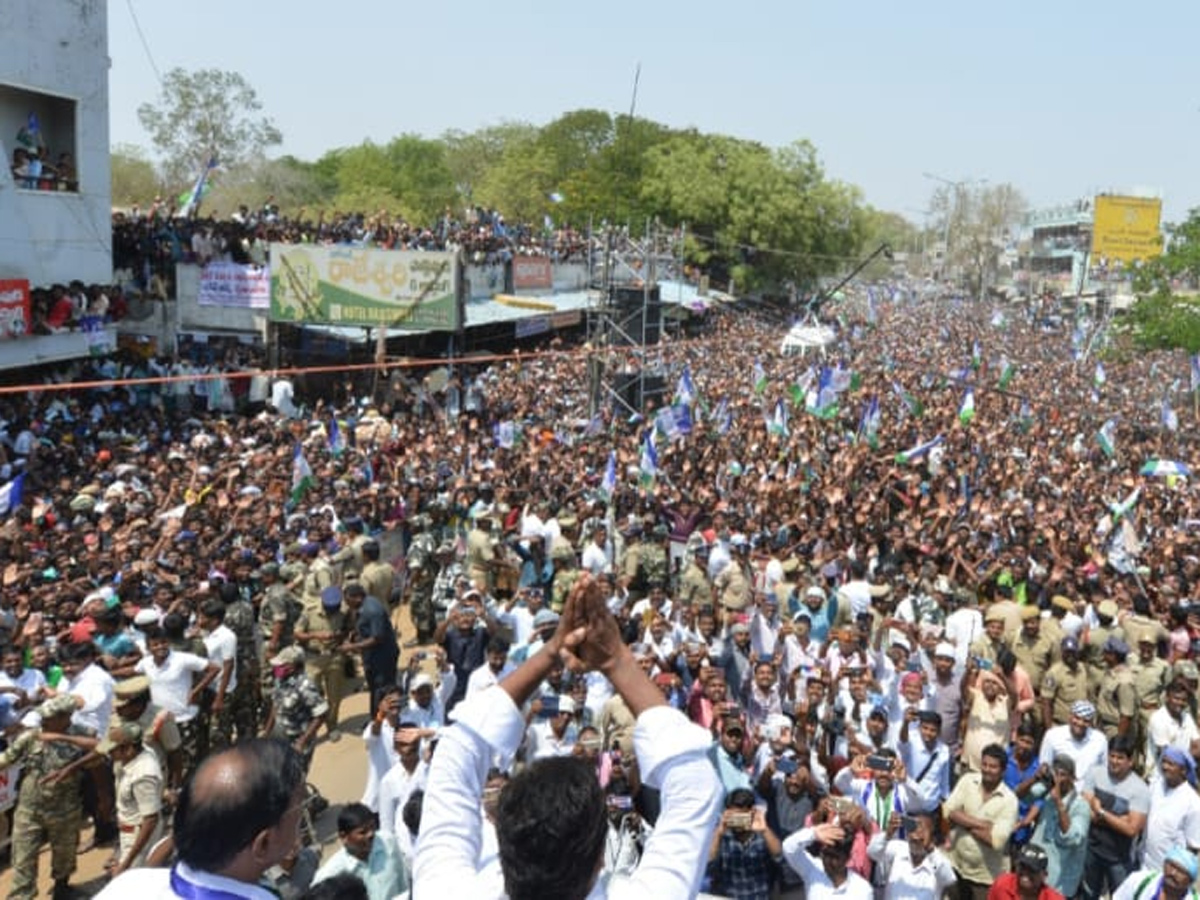 YS Jagan Mohan Reddy speech in kurnool district Yemmiganur Photo Gallery - Sakshi2