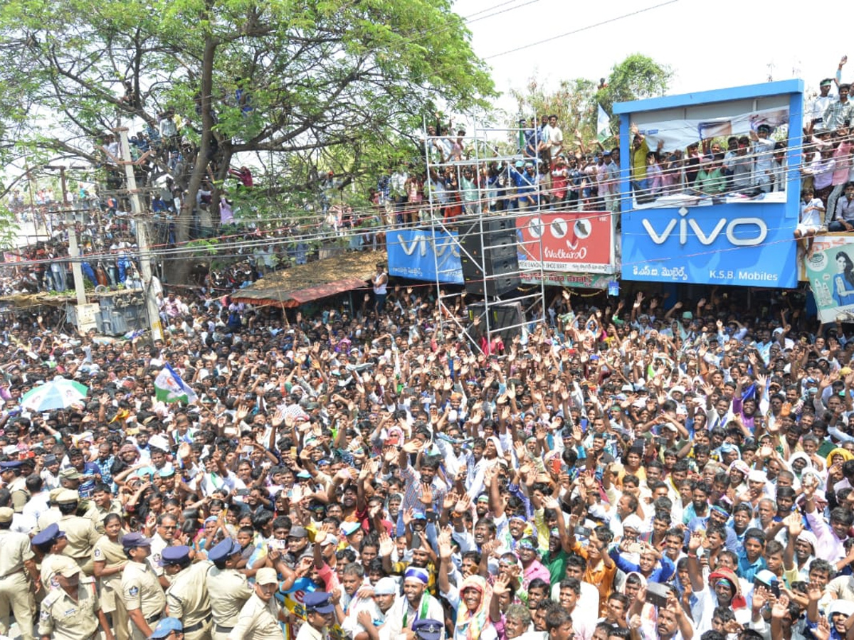 YS Jagan Mohan Reddy speech in kurnool district Yemmiganur Photo Gallery - Sakshi13