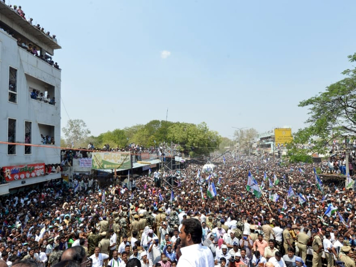 YS Jagan Mohan Reddy speech in kurnool district Yemmiganur Photo Gallery - Sakshi4