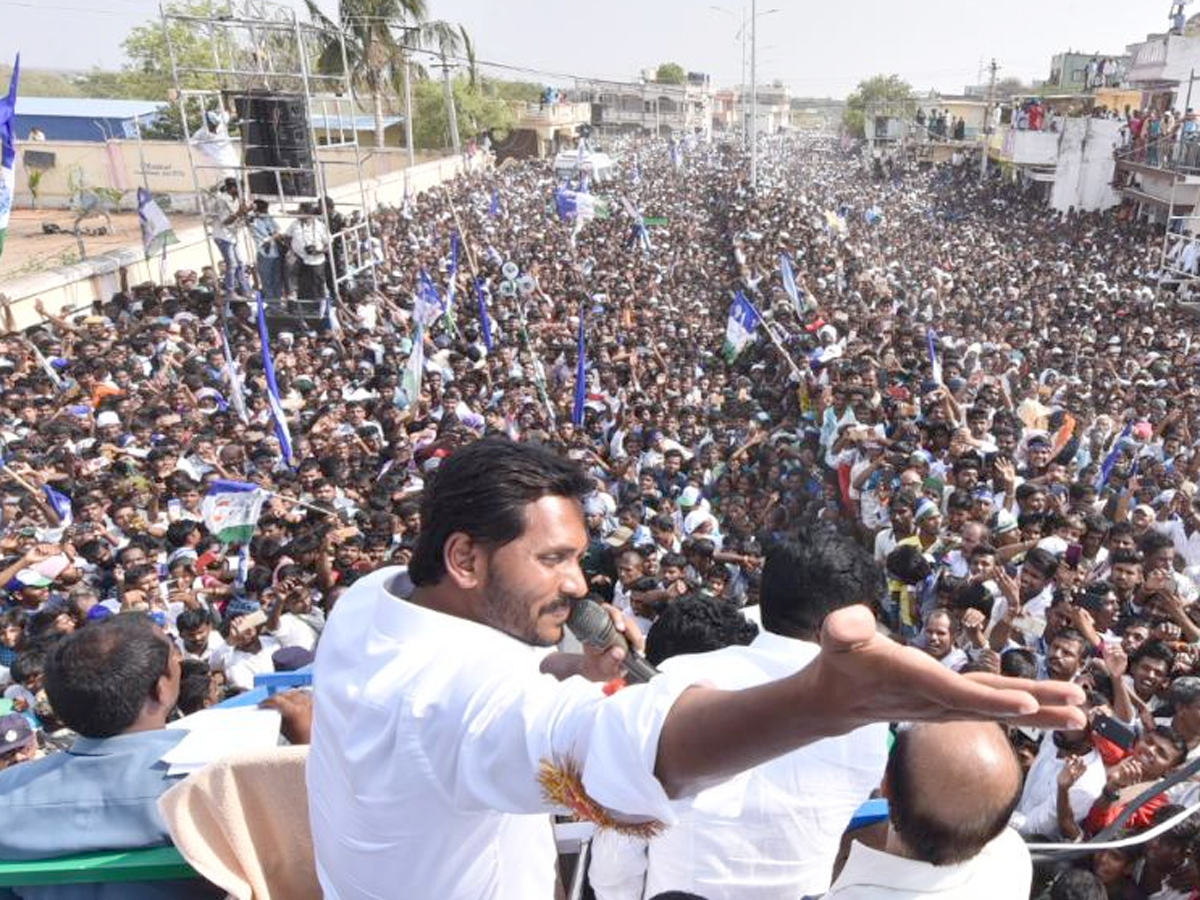 YS Jagan Public Meeting at Madakasira Photo Gallery - Sakshi1