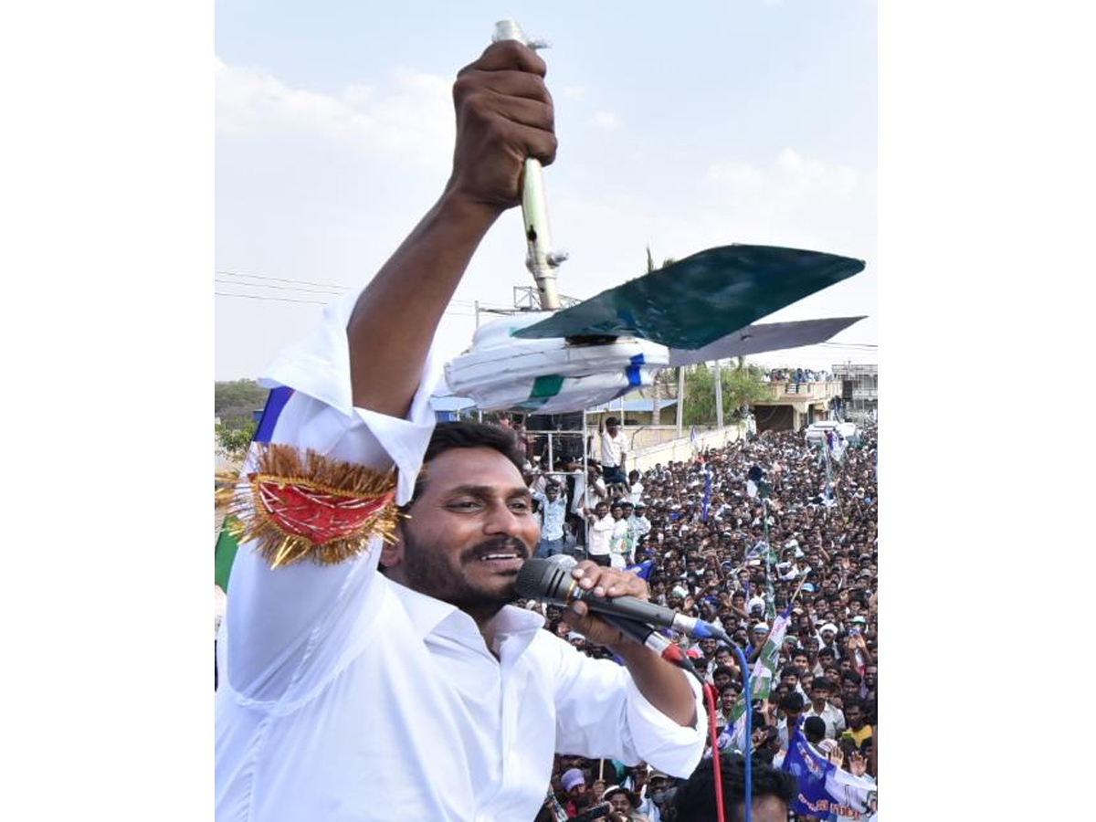 YS Jagan Public Meeting at Madakasira Photo Gallery - Sakshi3