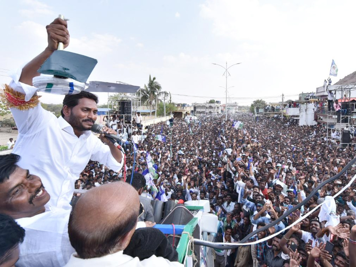 YS Jagan Public Meeting at Madakasira Photo Gallery - Sakshi4