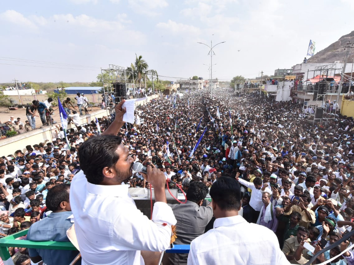 YS Jagan Public Meeting at Madakasira Photo Gallery - Sakshi9