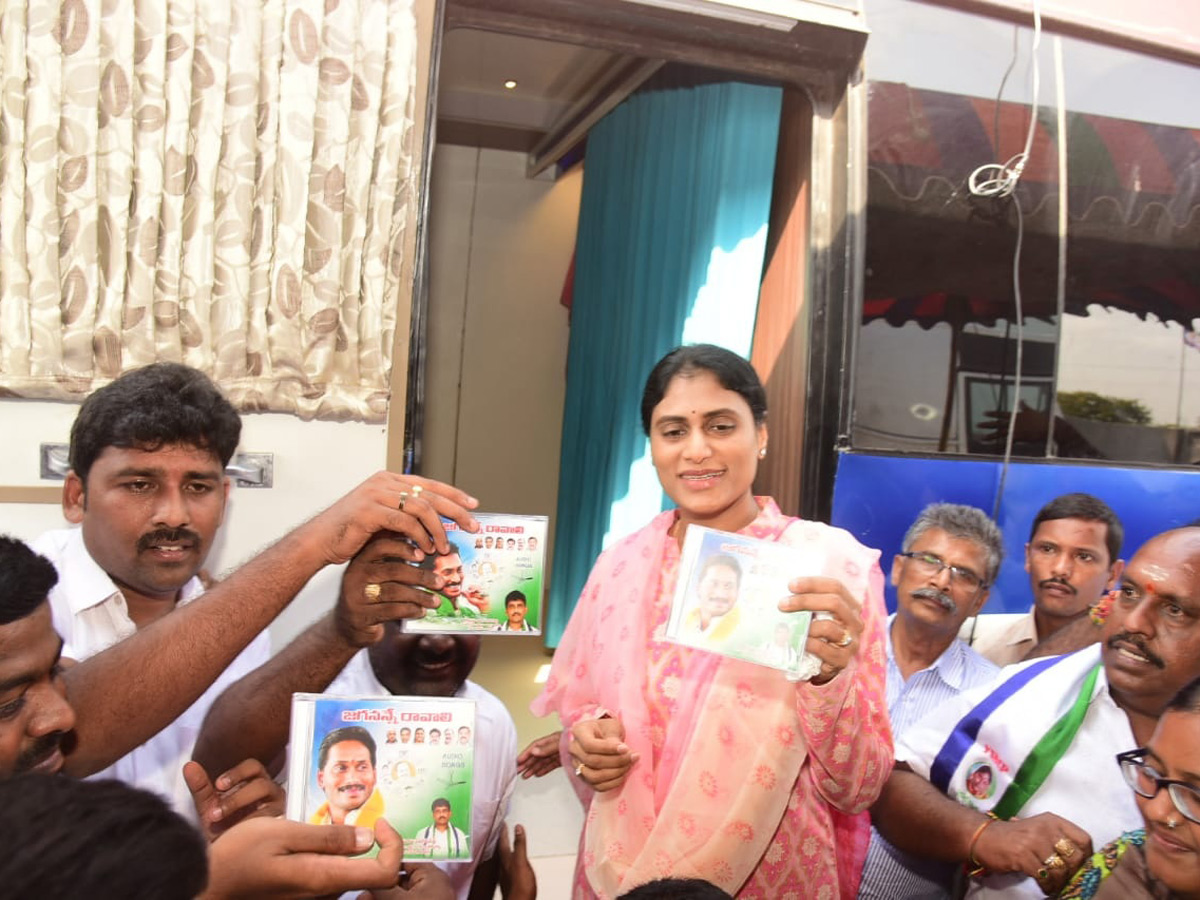 YS Sharmila Road Show in Guntur Photo Gallery - Sakshi12