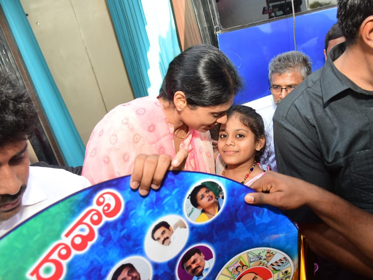 YS Sharmila Road Show in Guntur Photo Gallery - Sakshi14