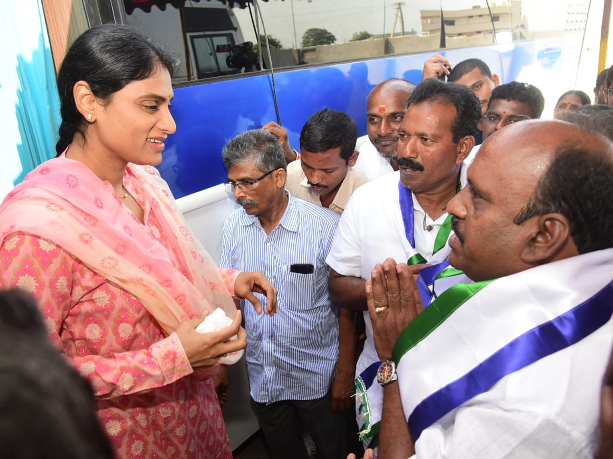 YS Sharmila Road Show in Guntur Photo Gallery - Sakshi15